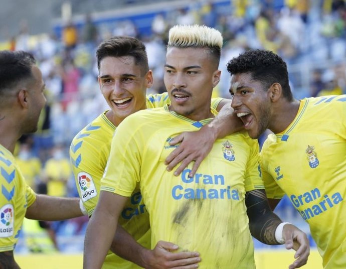 Archivo - La UD Las Palmas celebra un gol ante su afición esta temporada