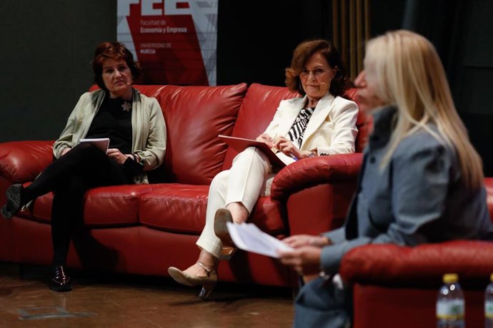 Carmen Calvo en el diálogo entre feministas de la esfera política celebrado en la Universidad de Murcia, junto a Gloria Alarcón y Asunción Ventura, consejera del Consejo Jurídico de la Generalitat Valenciana