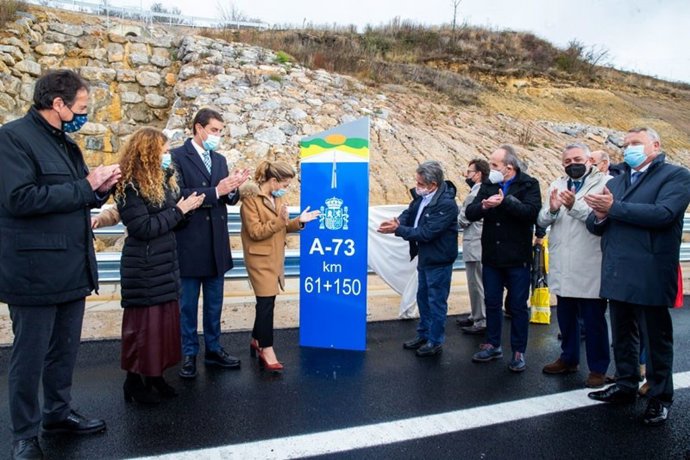 Asistentes  al acto de puesta en servicio de los 12 nuevos kilómetros de la autovía A-73 entre Burgos y Aguilar de Campoo