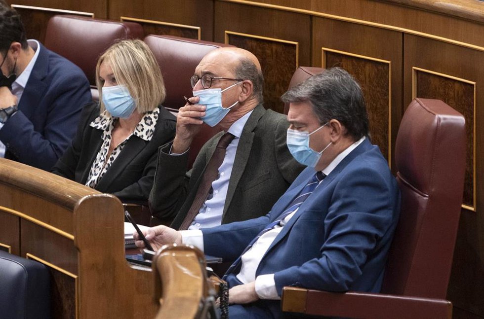 El portavoz parlamentario del PNV, Aitor Esteban (d), en una sesión plenaria en el Congreso