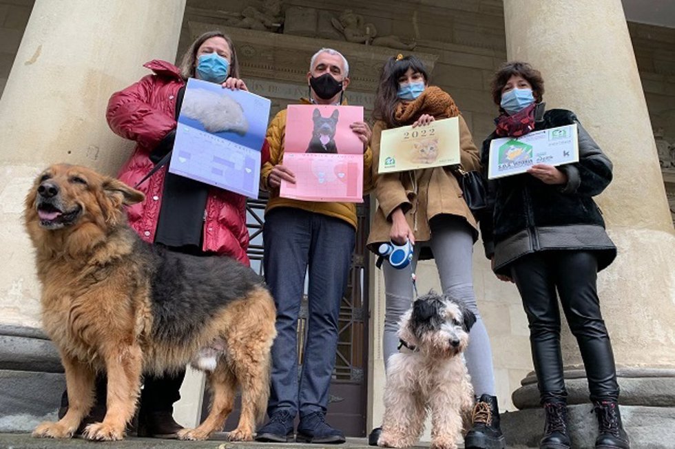 Diputación de Álava colabora con la protectora de animales A.P.A.SOS Vitoria para lanzar su calendario solidario 2022