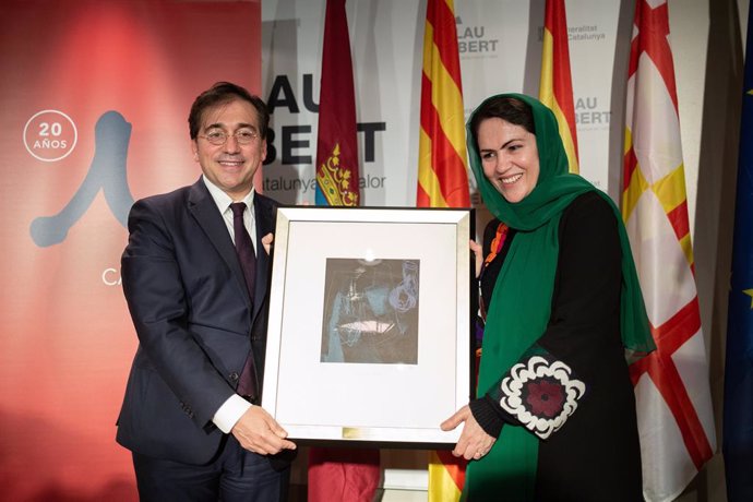 El ministro de Asuntos Exteriores, Unión Europea y Cooperación, José Manuel Albares, y la activista afgana Fawzia Koofi con el premio Casa sia 2021