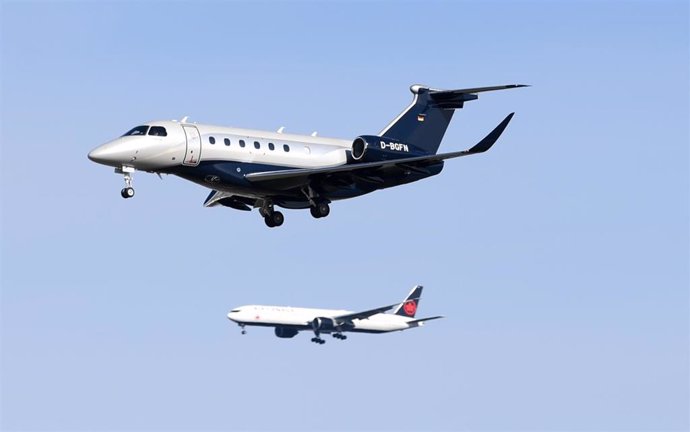 Archivo - 02 March 2020, Hessen, Frankfurt_Main: An Embraer Praetor 600 private aircraft and an Air Canada passenger aircraft fly above the Frankfurt Airport, where flight operations have been suspended for almost two hours after a drone sighting indece