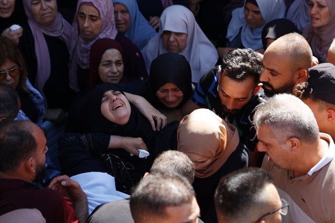 Archivo - 26 September 2021, Palestinian Territories, Jenin: The mother of Osama Sobh, who was killed by Israeli soldiers during clashes near Jenin, during his funeral in the village of Burqin in the West Bank. The Palestinian Health Ministry confirmed 