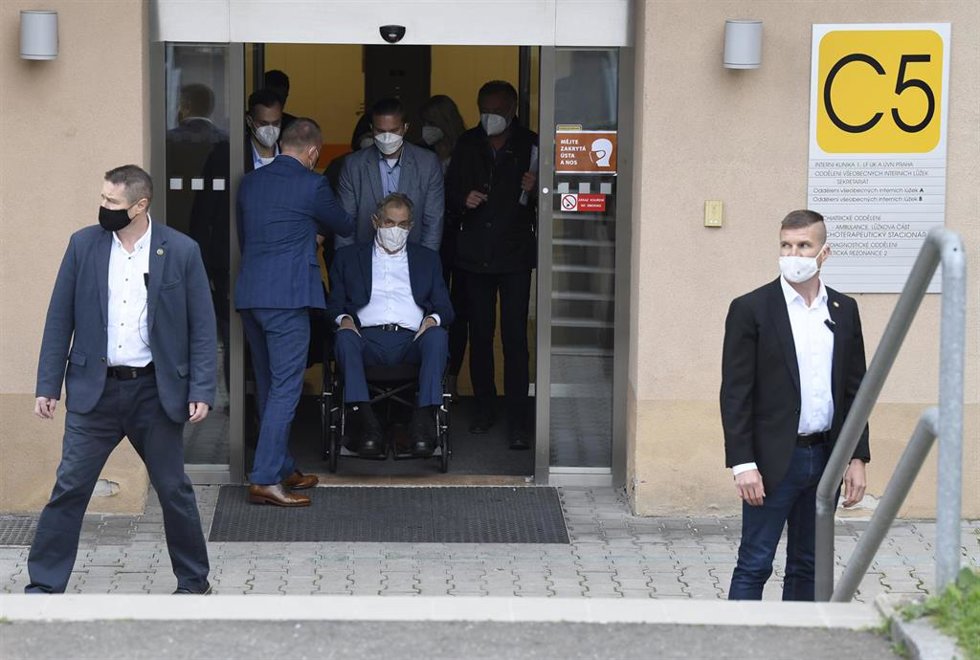Archivo - El presidente de República Checa tras abandonar el hospital