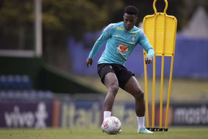 Archivo - HANDOUT - 19 June 2021, Brazil, Teresopolis: Vinícius Junior takes part in a training session for the team at the Granja Comary Sports Complex ahead of Thursday's 2021 Copa America Group A soccer match against Colombia. Photo: Lucas Figueiredo