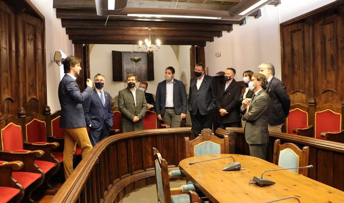 La delegació de Junts visitant l'hemicicle de Casa de la Vall, seu tradicional del Consell General d'Andorra.