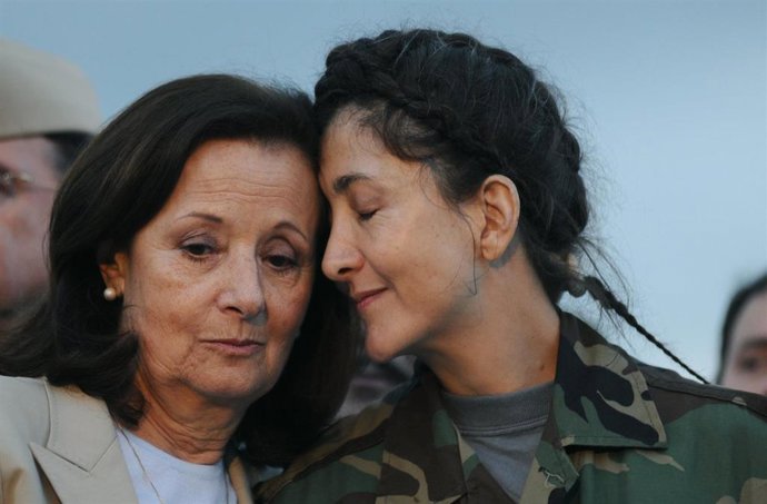 Íngrid Betancourt (d) estuvo retenida por las FARC entre 2002 y 2008.