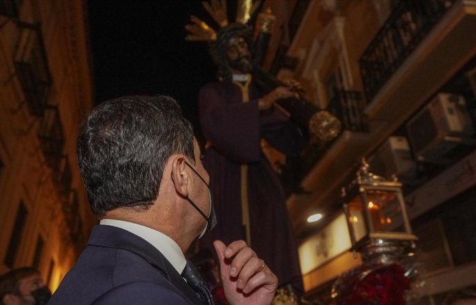 El presidente de la Junta, Juanma Moreno, ante la imagen del Gran Poder