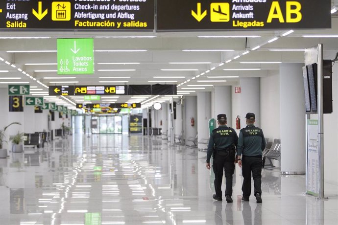 Archivo - Dos guardias civiles en el aeropuerto de Palma. 