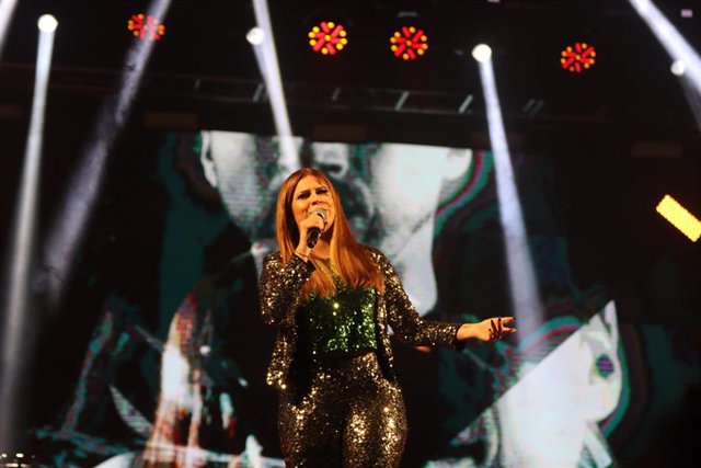 Marília Mendonça actuando durante un concierto en Sao Paulo