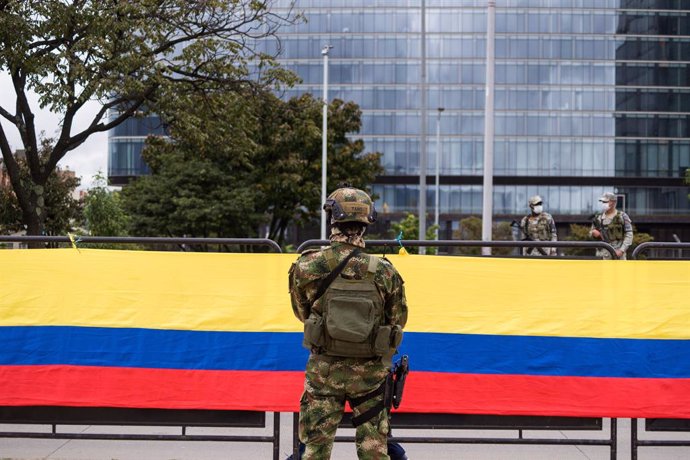 Archivo - July 19, 2021, Bogota, Cundinamarca, Colombia: A colombia's army soldier stands with Colombia's national flag behind during a commemorative event to serve honor to the military and police in the day of ''Hero of the Colombian Nation'' (Heroe d