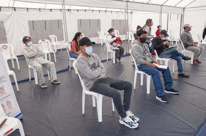 Archivo - Un grupo de personas espera para hacerse un test de COVID-19 en Ecuador