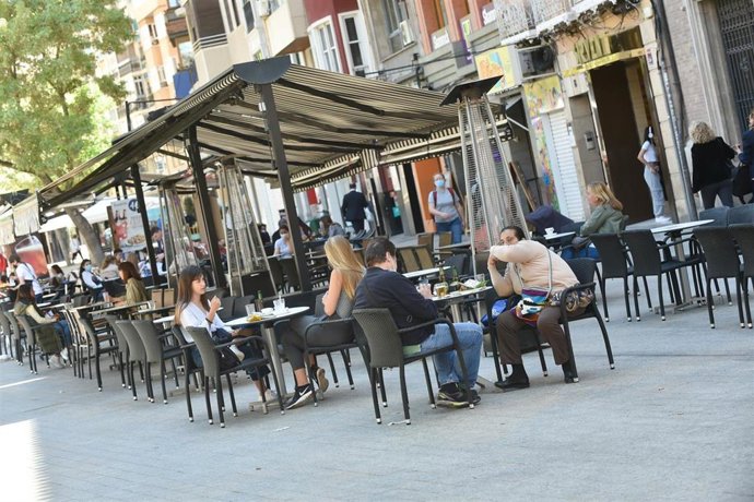 Archivo - Varias personas en una terraza