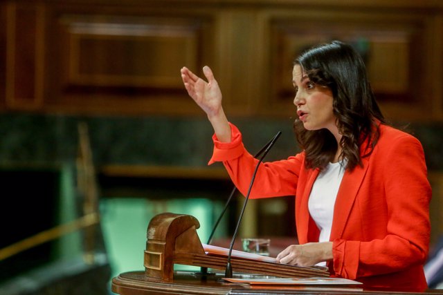 La líder de Ciudadanos, Inés Arrimadas, interviene en una sesión plenaria en el Congreso de los Diputados, a 3 de noviembre de 2021, en Madrid, (España).