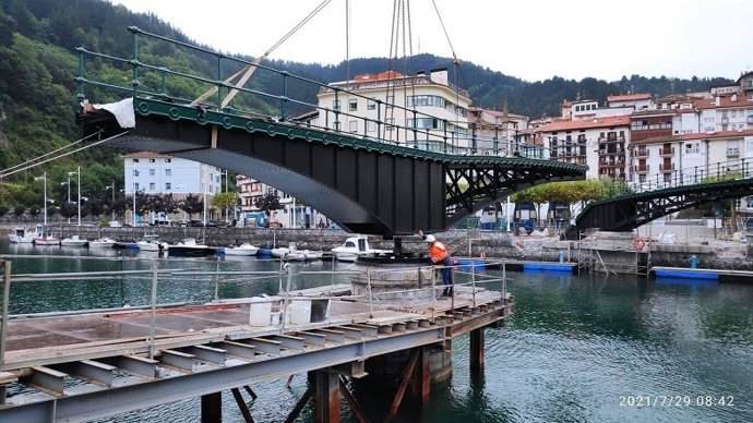 Archivo - Imagen de una de las dos estructuras del puente giratorio de Ondarroa (archivo)