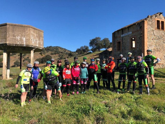 Archivo - Ciclistas junto a la antigua estación de La Rigüela