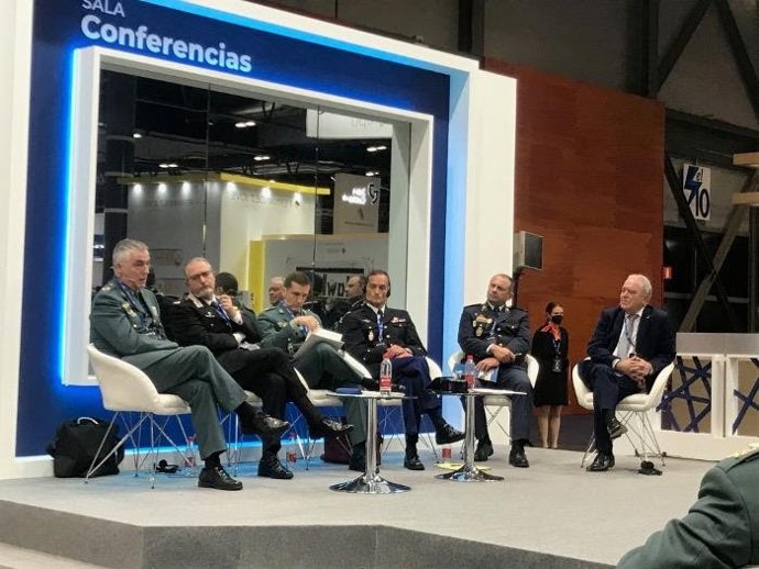 El presidente de la DPH, Miguel Gracia, participa en la Feria Internacional de Defensa y Seguridad, en Madrid.