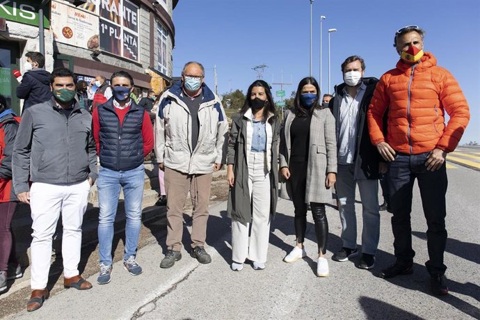 Archivo - La candidata de Vox a la Presidencia de la Comunidad de Madrid, Rocío Monasterio (4d), durante una concentración en el Puerto de Navacerrada a 4 de abril de 2021, en Madrid (España). La Federación Madrileña de Deportes de Invierno ha convocado