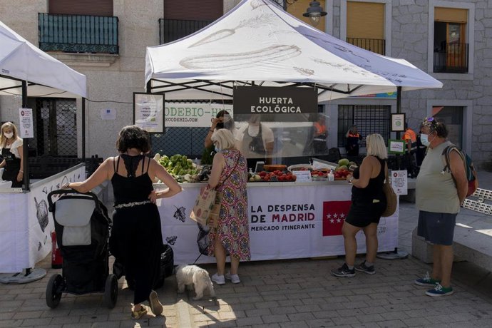 Archivo - Uno de los puestos que conforman el mercadillo La Despensa de Madrid, en la plaza de la Constitución de Moralzarzal