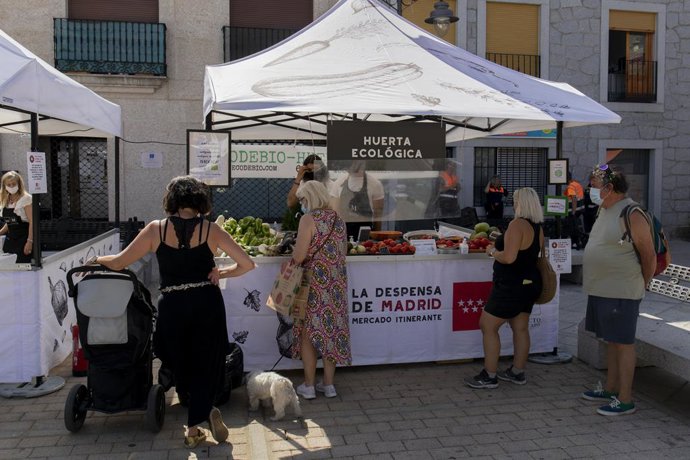 Archivo - Uno de los puestos que conforman el mercadillo La Despensa de Madrid, en la plaza de la Constitución de Moralzarzal, a 22 de agosto de 2021, en Moralzarzal, Madrid (España). Este mercadillo busca dar a conocer la oferta agroalimentaria y poner