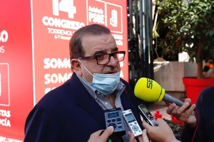 El expresidente de la Junta José Rodríguez de la Borbolla atiende a los medios a su llegada al Congreso Regional del PSOE-A