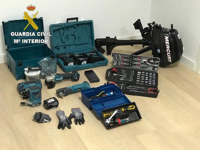 Objetos recuperados por la Guardia Civil tras la detención de un vecino de Lousame (A Coruña) acusado robar en un velero ubicado en el Club Náutico de Portosín