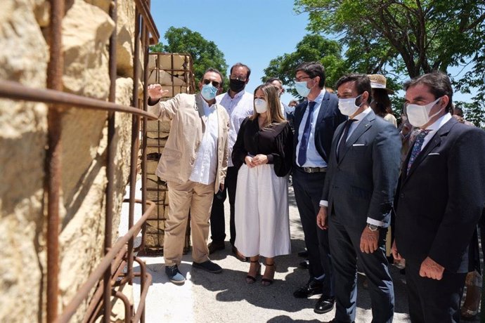 Archivo - Moreno (d), en una visita al anfiteatro romano junto a Juan Marín.