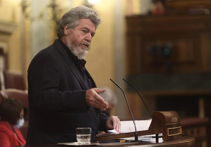 Archivo - El diputado de Unidas Podemos, Juan Antonio López de Uralde, interviene en una sesión plenaria en el Congreso de los Diputados, a 25 de mayo de 2021, en Madrid (España). 
