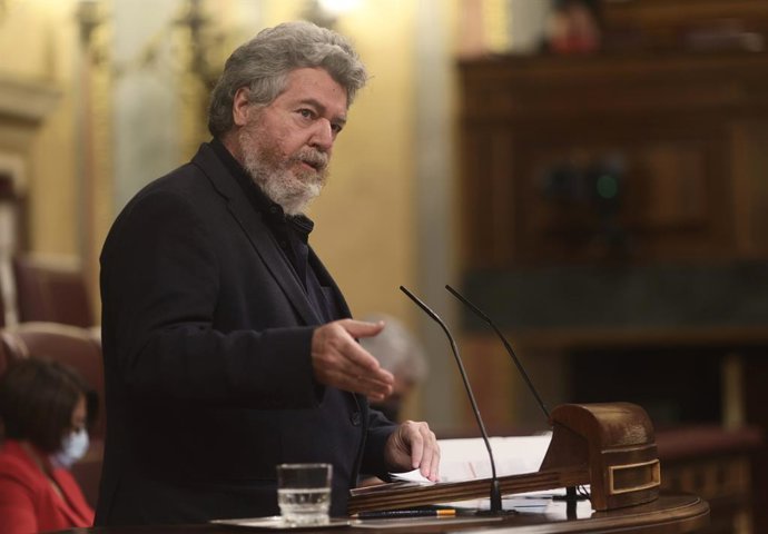 Archivo - El diputado de Unidas Podemos, Juan Antonio López de Uralde, interviene en una sesión plenaria en el Congreso de los Diputados, a 25 de mayo de 2021, en Madrid (España). El Pleno tiene previsto dar vía libre hoy a la tramitación de una propues