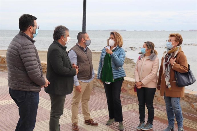 Vázquez en el Balneario de La Encarnación de Los Alcázares junto a la diputada nacional del PP Isabel Borrego, las diputadas regionales M. Dolores Valcárcel y Maruja Pelegrín y miembros de la corporación