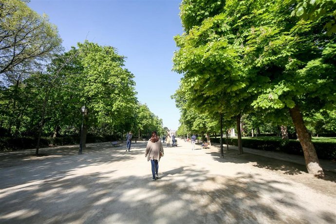 Archivo - Varias personas pasean por el Parque de El Retiro, en Madrid.