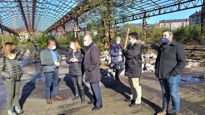 El vicepresidente del Gobierno del Principado, Juan Cofiño, visita las obras de restauración en los antiguos Talleres del Conde, en Langreo