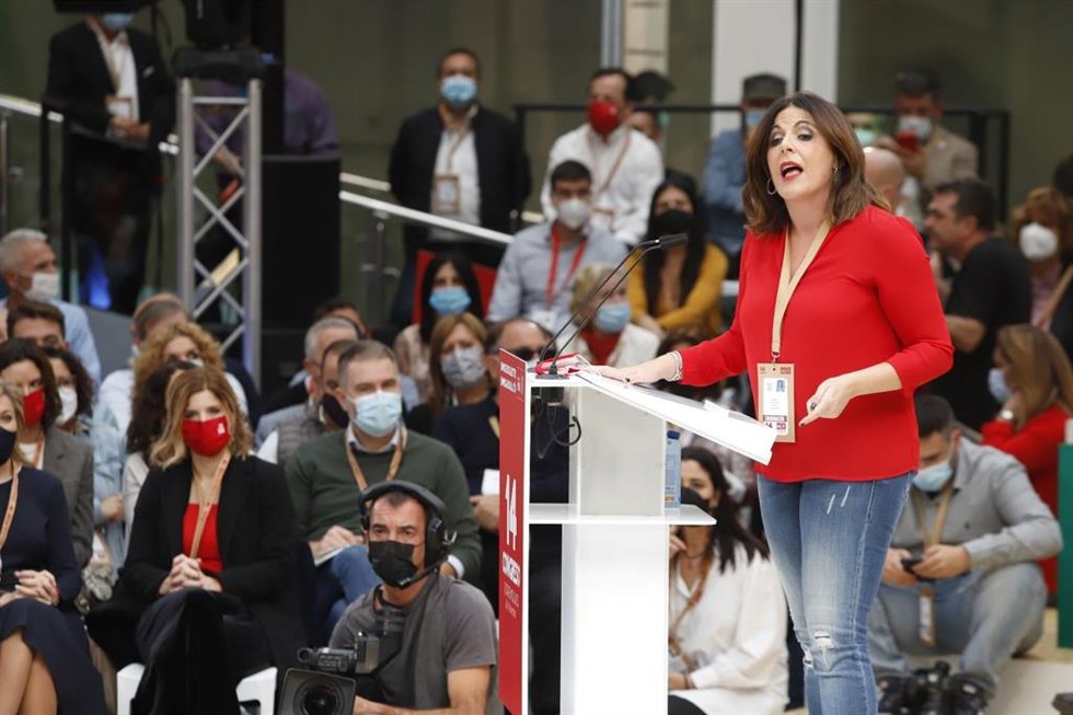 La coordinadora del comité organizador del 14 Congreso del PSOE-A, Ángeles Férriz, interviene en el acto de inauguración del cónclave.