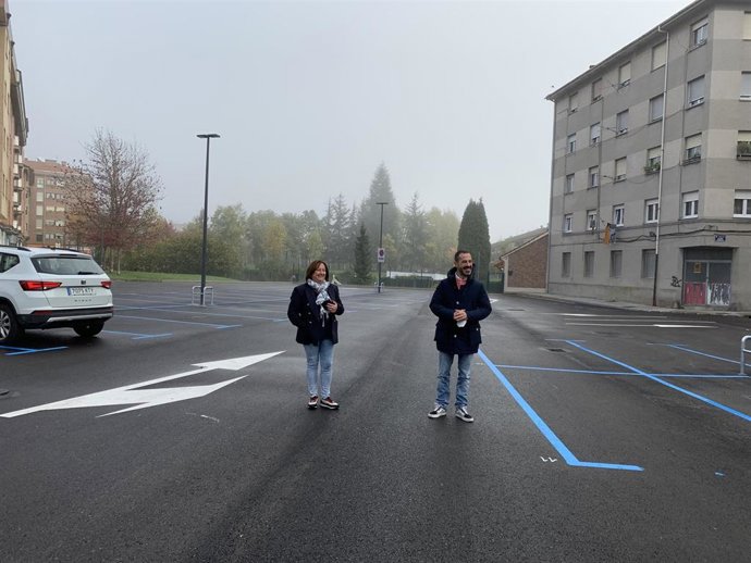 El alcalde de Siero, Ángel García, visita las obras finalizadas para la urbanización del solar cercano al parque de la Paz de  Lugones