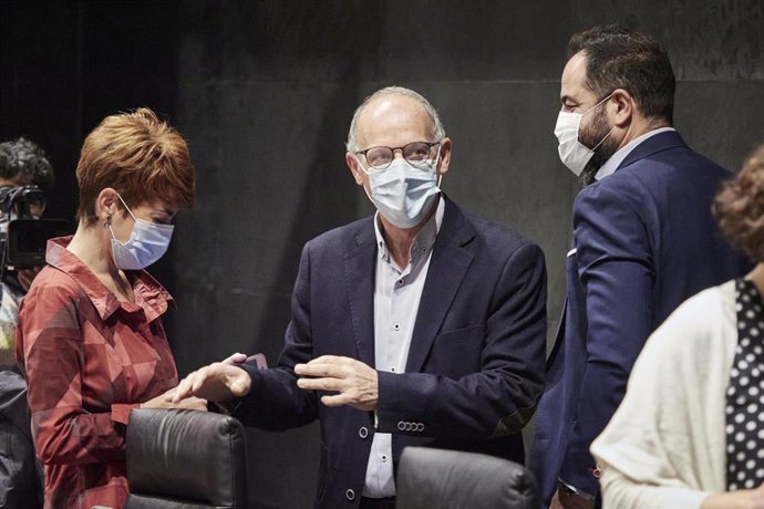 (I-D) La portavoz de EH Bildu en el Parlamento de Navarra, Bakartxo Ruiz; el parlamentario de EH Bildu Adolfo Araiz, y el secretario de Organización del PSN, Ramón Alzórriz