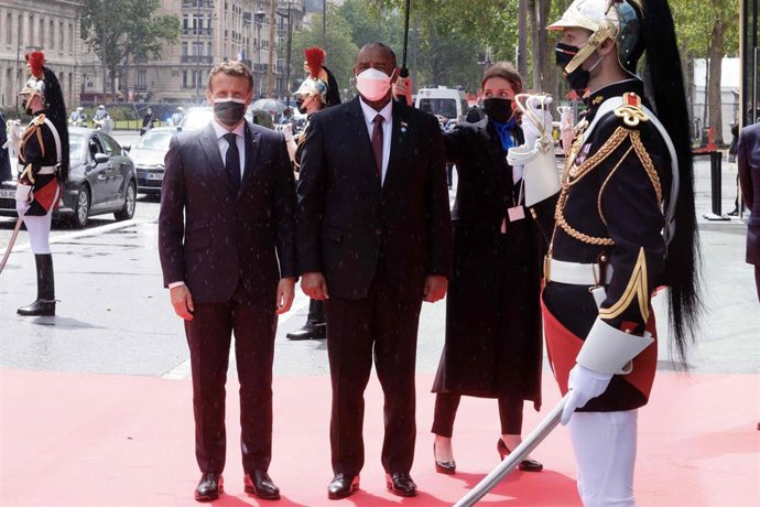 Archivo - Emmanuel Macron y Abdelfatá Al Burhan