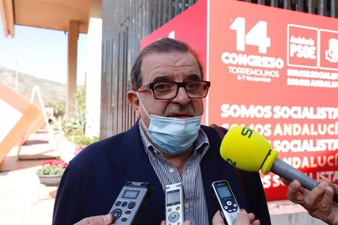 El expresidente de la Junta José Rodríguez de la Borbolla atiende a los medios antes del inicio del Congreso Regional del PSOE-A