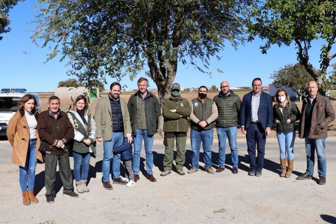 El presidente del PP en C-LM, Paco Núñez, y el vicesecretario nacional de Territorial del PP, Antonio González Terol, en el XXIV Campeonato de Caza Menor con Perro de Castilla-La Mancha que se celebra en Las Pedroñeras.