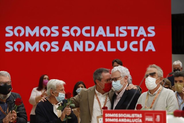 Espadas (PSOE-A) con fundadores del partido en Andalucía