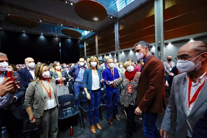 El secretario general del PSOE Aragón y presidente de Aragón, Javier Lambán; el secretario general del PSOE y Presidente del Gobierno, Pedro Sánchez, y la ministra de Educación y FP, Pilar Alegría, en la apertura del 17 Congreso del PSOE Aragón.