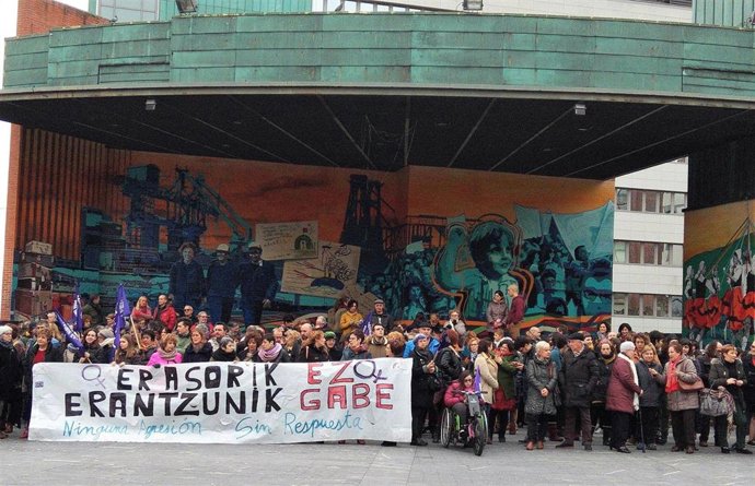 Archivo - Concentración contra las agresiones sexuales en Barakaldo (archivo)