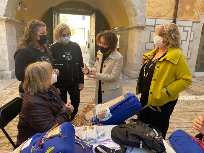 La delegada del Govern en Girona, Laia Cañigueral, visita la maratón de encajes de bolillos de la Associació de Puntaires de Girona