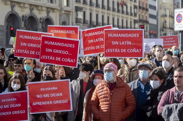 Varias personas sostienen pancartas con frases como "En España no me dejan aprender griego" o "Humanidades sin latín... ¿Estás de coña?", en una manifestación de reivindicación de las materias clásicas y  contra el borrador del Decreto de Enseñanzas Mínim