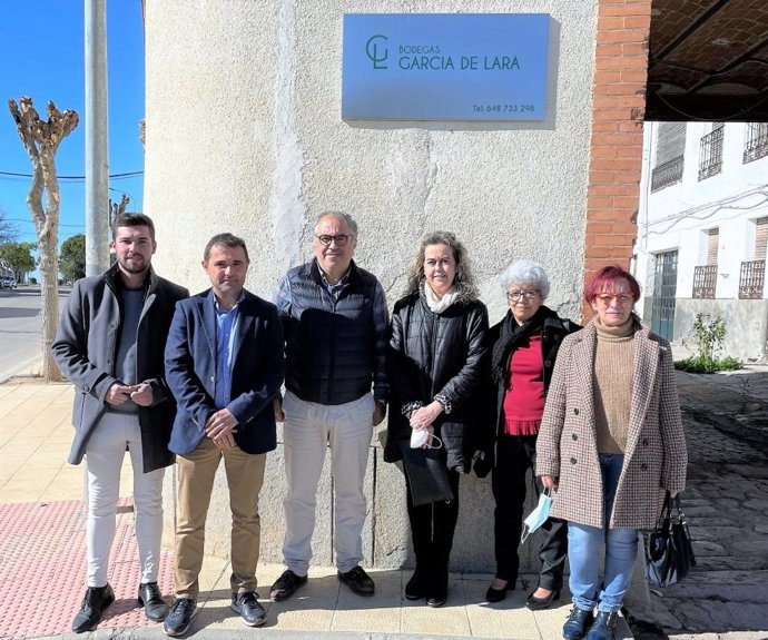 El delegado de Agricultura, Agua y Desarrollo Rural en la provincia de Toledo, Jesús Fernández, en su visita a Bodegas García Lara.