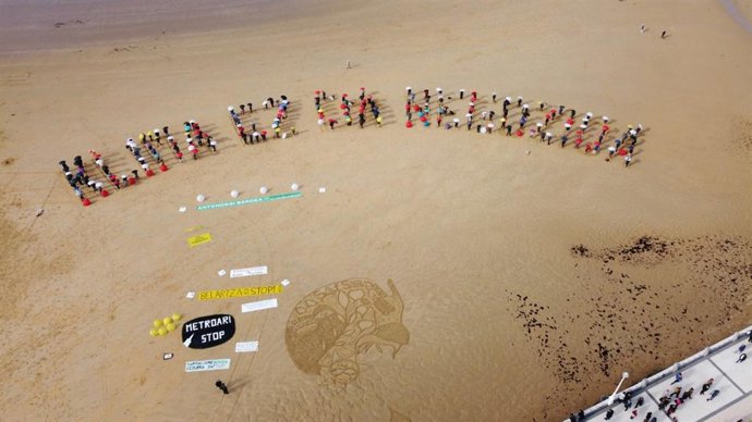 Acto por la "justicia climática" en la playa de La Concha, en San Sebastián