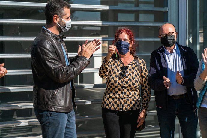 El alcalde entrega las llaves del nuevo centro vecinal de Castell del Rey