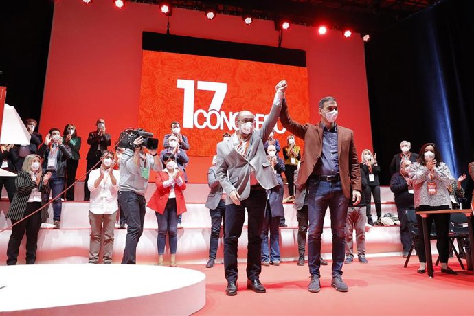 El secretario general del PSOE y presidente del Gobierno, Pedro Sánchez, y el secretario general del PSOE Aragón y presidente de Aragón, Javier Lambán, en la apertura del 17 Congreso del PSOE de Aragón.