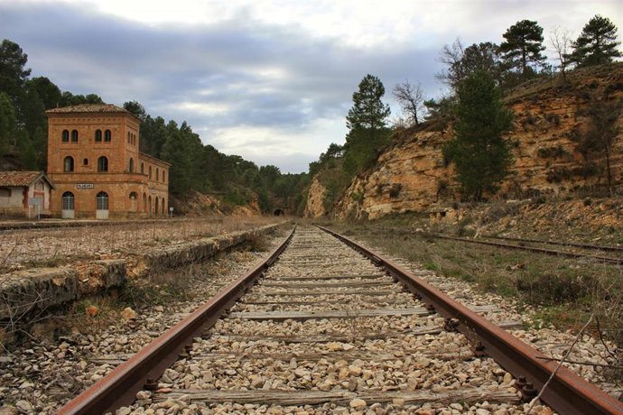 Archivo - Vías del tren a su paso por la provincia de Cuenca