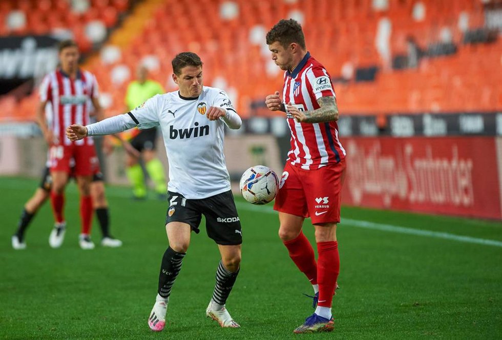 Archivo - Manu Vallejo y Kieran Trippier pelean por la pelota en un Valencia-Atlético